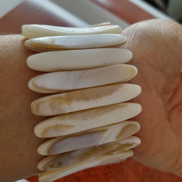 White Mother Of Pearl  Color Shell  Strestchy Bracelet - Picture 5 of 11